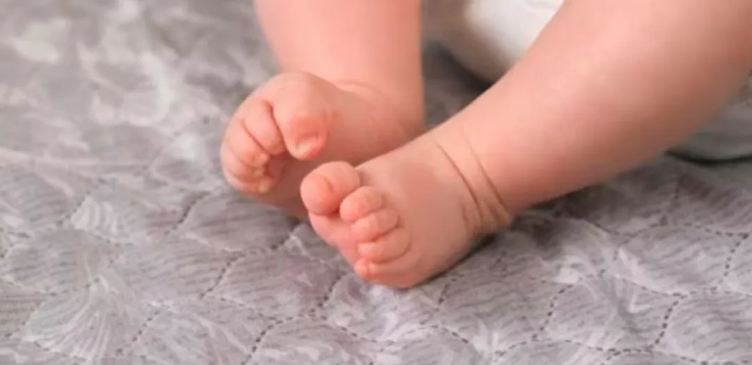 Un bebé recibe el primer tratamiento genético personalizado del mundo