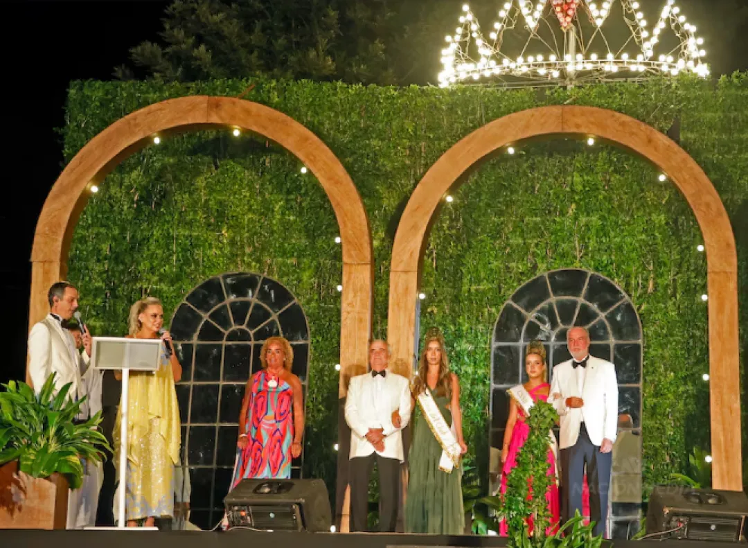 En una idílica noche de verano, el Club Náutico coronó a sus soberanas