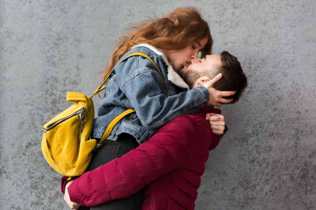 Un beso también puede contagiar: alerta médica sobre ITS en adolescentes